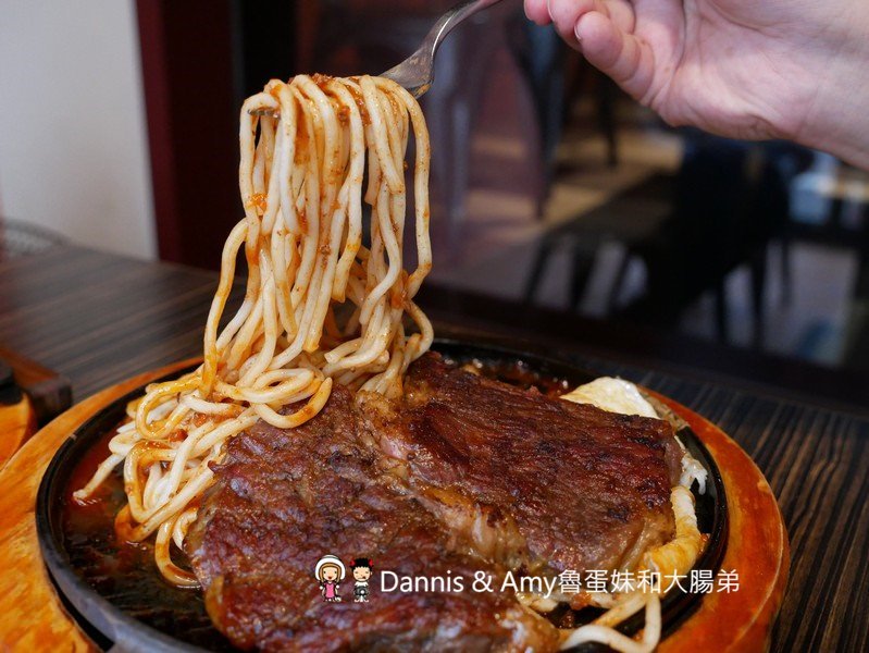 《新竹光華迷宮內的平價牛排》Beef Bomb 牛排(BB牛排)。厚片沙朗牛排雪花牛排。附酥皮濃湯。飲料冰淇淋無限享用。免費加飯加麵︱(影片)