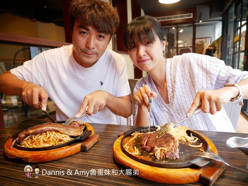 《新竹光華迷宮內的平價牛排》Beef Bomb 牛排(BB牛排)。厚片沙朗牛排雪花牛排。附酥皮濃湯。飲料冰淇淋無限享用。免費加飯加麵︱(影片)