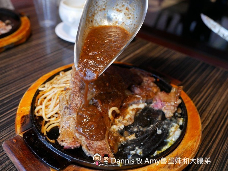 《新竹光華迷宮內的平價牛排》Beef Bomb 牛排(BB牛排)。厚片沙朗牛排雪花牛排。附酥皮濃湯。飲料冰淇淋無限享用。免費加飯加麵︱(影片)