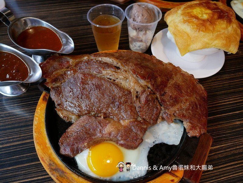 《新竹光華迷宮內的平價牛排》Beef Bomb 牛排(BB牛排)。厚片沙朗牛排雪花牛排。附酥皮濃湯。飲料冰淇淋無限享用。免費加飯加麵︱(影片)