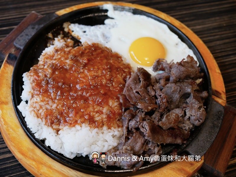 《新竹光華迷宮內的平價牛排》Beef Bomb 牛排(BB牛排)。厚片沙朗牛排雪花牛排。附酥皮濃湯。飲料冰淇淋無限享用。免費加飯加麵︱(影片)