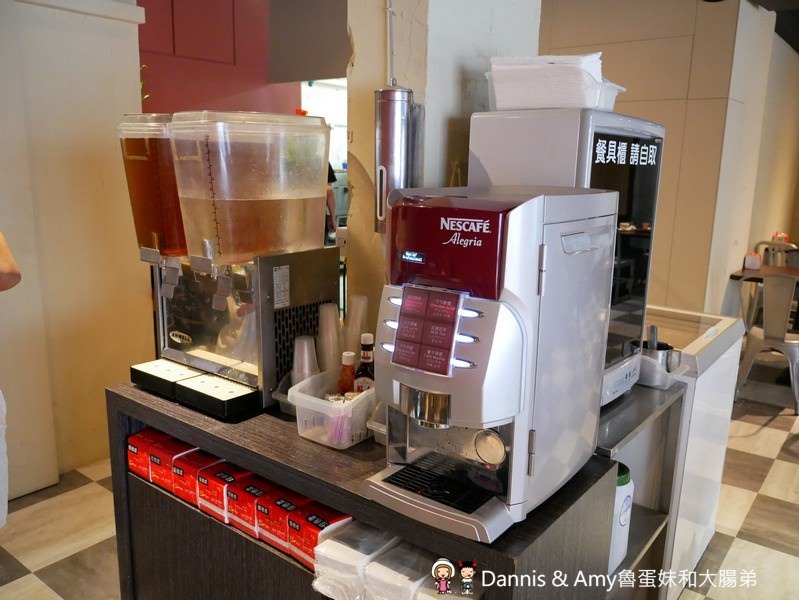 《新竹光華迷宮內的平價牛排》Beef Bomb 牛排(BB牛排)。厚片沙朗牛排雪花牛排。附酥皮濃湯。飲料冰淇淋無限享用。免費加飯加麵︱(影片)