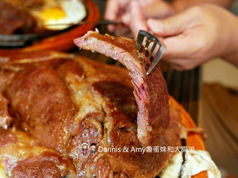 《新竹光華迷宮內的平價牛排》Beef Bomb 牛排（BB牛排）。厚片沙朗牛排雪花牛排。附酥皮濃湯。飲料冰淇淋無限享用。免費加飯加麵︱（影片）