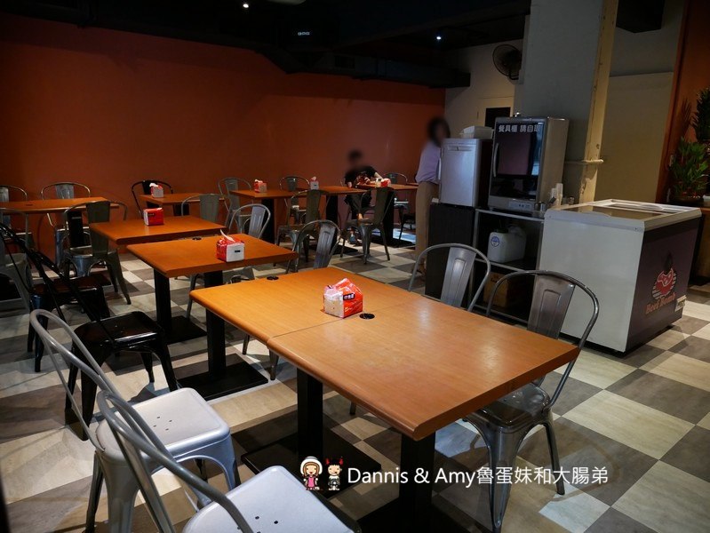 《新竹光華迷宮內的平價牛排》Beef Bomb 牛排(BB牛排)。厚片沙朗牛排雪花牛排。附酥皮濃湯。飲料冰淇淋無限享用。免費加飯加麵︱(影片)