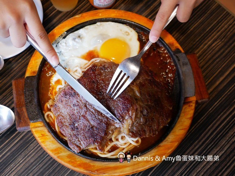 《新竹光華迷宮內的平價牛排》Beef Bomb 牛排(BB牛排)。厚片沙朗牛排雪花牛排。附酥皮濃湯。飲料冰淇淋無限享用。免費加飯加麵︱(影片)