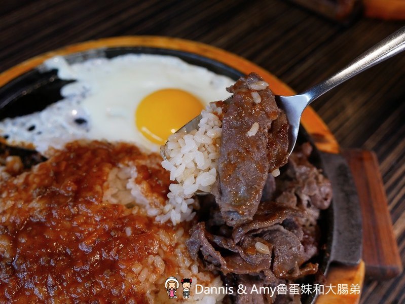 《新竹光華迷宮內的平價牛排》Beef Bomb 牛排(BB牛排)。厚片沙朗牛排雪花牛排。附酥皮濃湯。飲料冰淇淋無限享用。免費加飯加麵︱(影片)