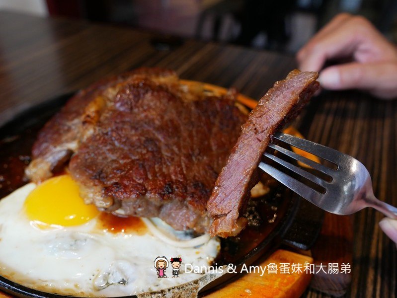 《新竹光華迷宮內的平價牛排》Beef Bomb 牛排(BB牛排)。厚片沙朗牛排雪花牛排。附酥皮濃湯。飲料冰淇淋無限享用。免費加飯加麵︱(影片)