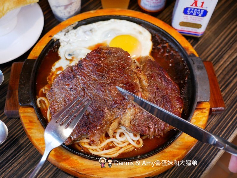 《新竹光華迷宮內的平價牛排》Beef Bomb 牛排(BB牛排)。厚片沙朗牛排雪花牛排。附酥皮濃湯。飲料冰淇淋無限享用。免費加飯加麵︱(影片)