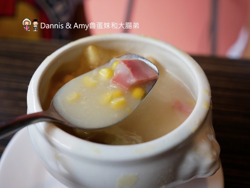 《新竹光華迷宮內的平價牛排》Beef Bomb 牛排(BB牛排)。厚片沙朗牛排雪花牛排。附酥皮濃湯。飲料冰淇淋無限享用。免費加飯加麵︱(影片)