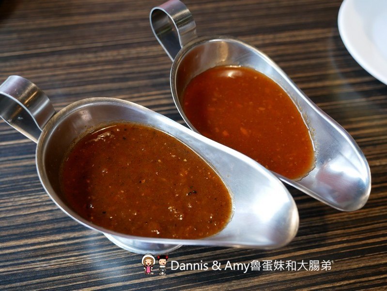 《新竹光華迷宮內的平價牛排》Beef Bomb 牛排（BB牛排）。厚片沙朗牛排雪花牛排。附酥皮濃湯。飲料冰淇淋無限享用。免費加飯加麵︱（影片）