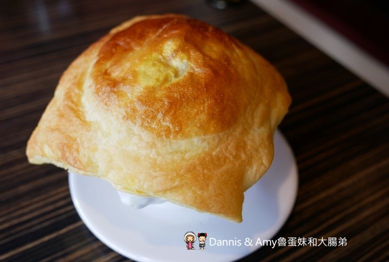 《新竹光華迷宮內的平價牛排》Beef Bomb 牛排(BB牛排)。厚片沙朗牛排雪花牛排。附酥皮濃湯。飲料冰淇淋無限享用。免費加飯加麵︱(影片)