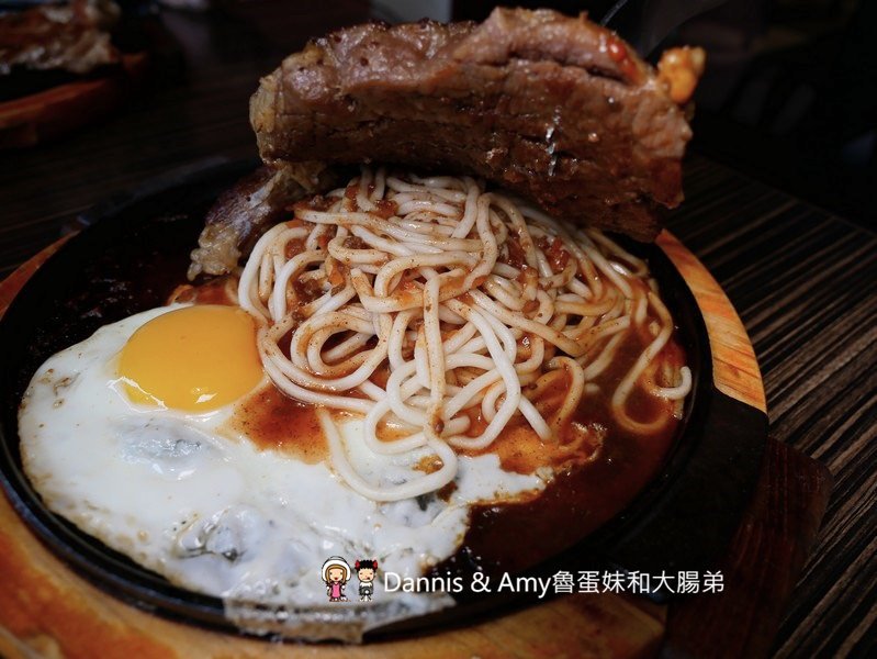 《新竹光華迷宮內的平價牛排》Beef Bomb 牛排(BB牛排)。厚片沙朗牛排雪花牛排。附酥皮濃湯。飲料冰淇淋無限享用。免費加飯加麵︱(影片)