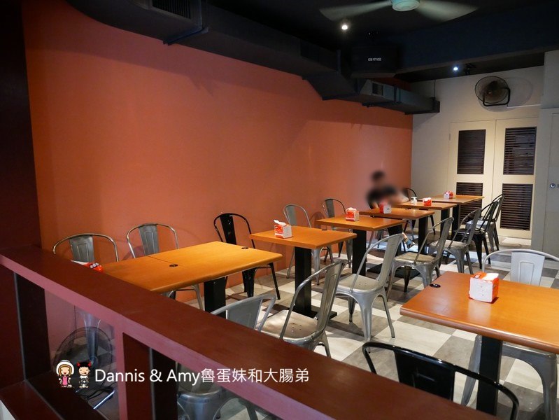 《新竹光華迷宮內的平價牛排》Beef Bomb 牛排(BB牛排)。厚片沙朗牛排雪花牛排。附酥皮濃湯。飲料冰淇淋無限享用。免費加飯加麵︱(影片)