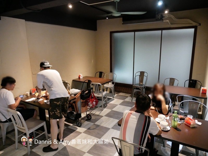 《新竹光華迷宮內的平價牛排》Beef Bomb 牛排(BB牛排)。厚片沙朗牛排雪花牛排。附酥皮濃湯。飲料冰淇淋無限享用。免費加飯加麵︱(影片)