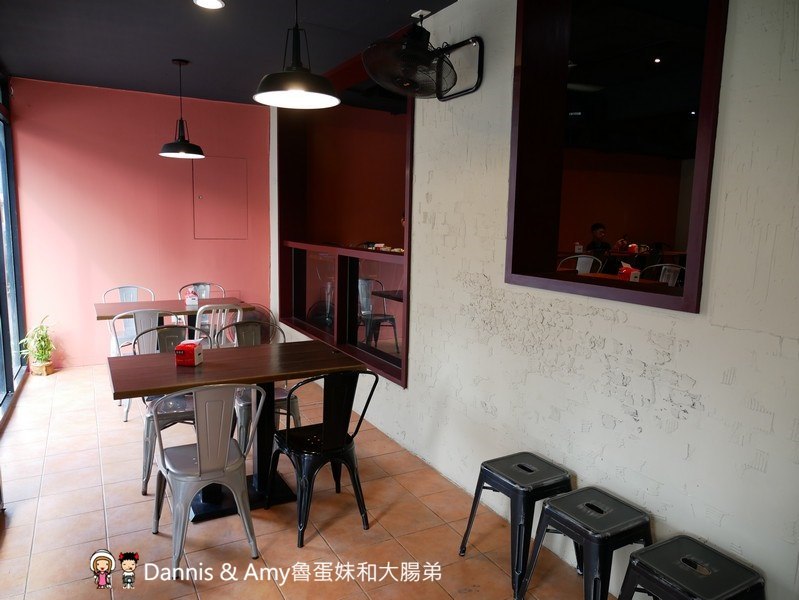 《新竹光華迷宮內的平價牛排》Beef Bomb 牛排(BB牛排)。厚片沙朗牛排雪花牛排。附酥皮濃湯。飲料冰淇淋無限享用。免費加飯加麵︱(影片)