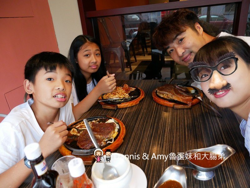 《新竹光華迷宮內的平價牛排》Beef Bomb 牛排(BB牛排)。厚片沙朗牛排雪花牛排。附酥皮濃湯。飲料冰淇淋無限享用。免費加飯加麵︱(影片)