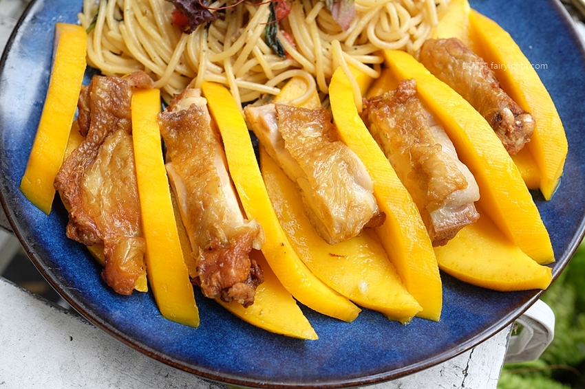 村口微光。台中逢甲義大利麵推薦 每日超限量！全台獨創「芒果義大利」， 期間限定、錯過等明年！ @蹦啾♥謝蘿莉 La vie heureuse