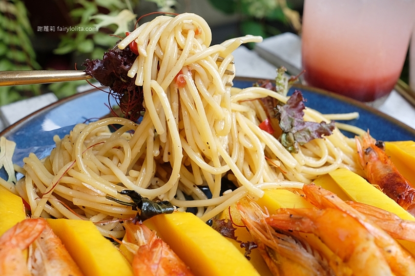 村口微光。台中逢甲義大利麵推薦 每日超限量！全台獨創「芒果義大利」， 期間限定、錯過等明年！ @蹦啾♥謝蘿莉 La vie heureuse