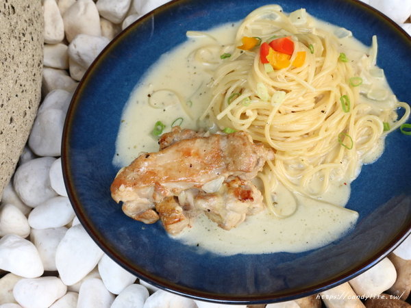 村口微光:台中美食│村口微光〃逢甲巷弄裡的創意義大利麵,好吃又好拍!