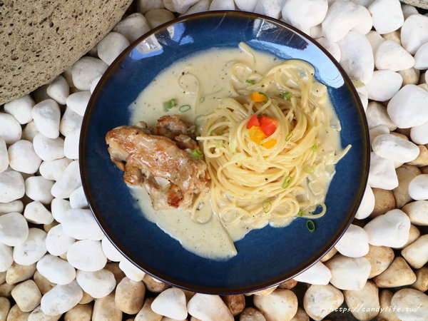 村口微光:台中美食│村口微光〃逢甲巷弄裡的創意義大利麵,好吃又好拍!