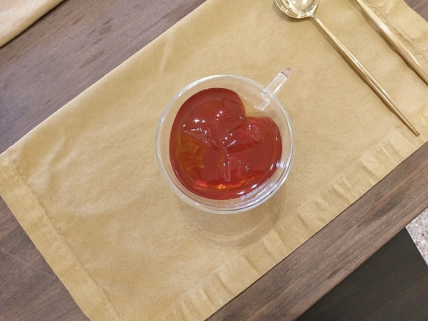 村口微光:村口微光-台中逢甲新店 古宅文青風搭配綠意植物點綴 餐點從餐具到內容都質感滿分 由內拍到外 捨不得放下手機