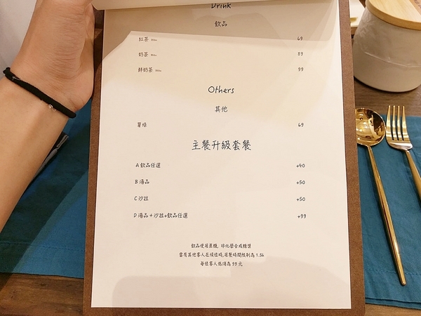 村口微光:村口微光-台中逢甲新店 古宅文青風搭配綠意植物點綴 餐點從餐具到內容都質感滿分 由內拍到外 捨不得放下手機