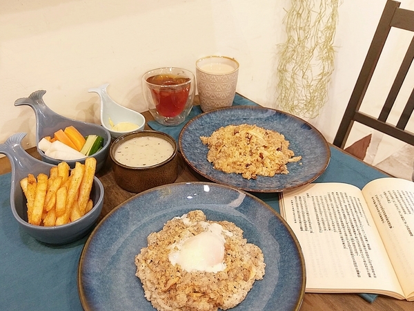 村口微光:村口微光-台中逢甲新店 古宅文青風搭配綠意植物點綴 餐點從餐具到內容都質感滿分 由內拍到外 捨不得放下手機