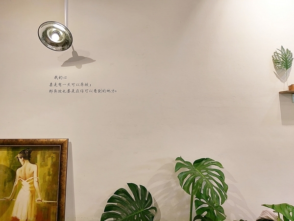 村口微光:村口微光-台中逢甲新店 古宅文青風搭配綠意植物點綴 餐點從餐具到內容都質感滿分 由內拍到外 捨不得放下手機