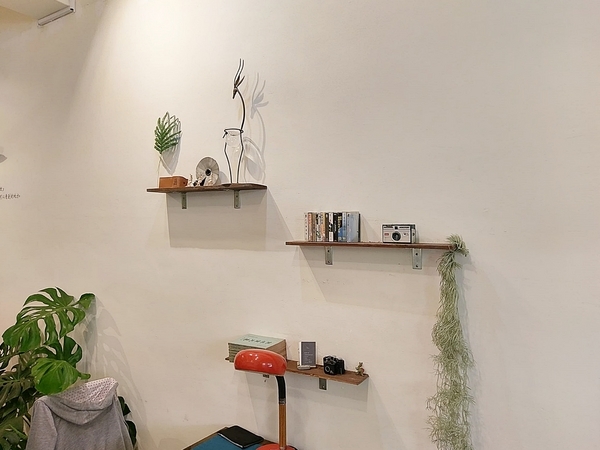 村口微光:村口微光-台中逢甲新店 古宅文青風搭配綠意植物點綴 餐點從餐具到內容都質感滿分 由內拍到外 捨不得放下手機