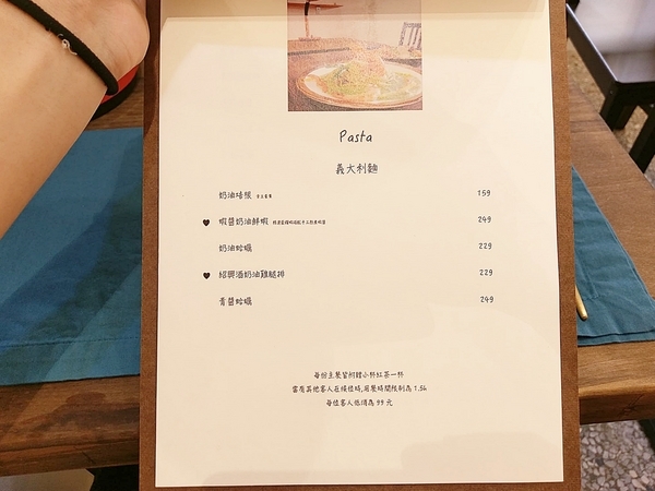 村口微光:村口微光-台中逢甲新店 古宅文青風搭配綠意植物點綴 餐點從餐具到內容都質感滿分 由內拍到外 捨不得放下手機