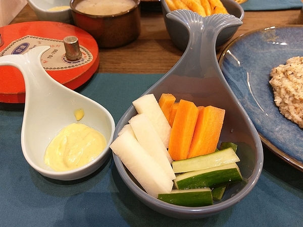 村口微光:村口微光-台中逢甲新店 古宅文青風搭配綠意植物點綴 餐點從餐具到內容都質感滿分 由內拍到外 捨不得放下手機