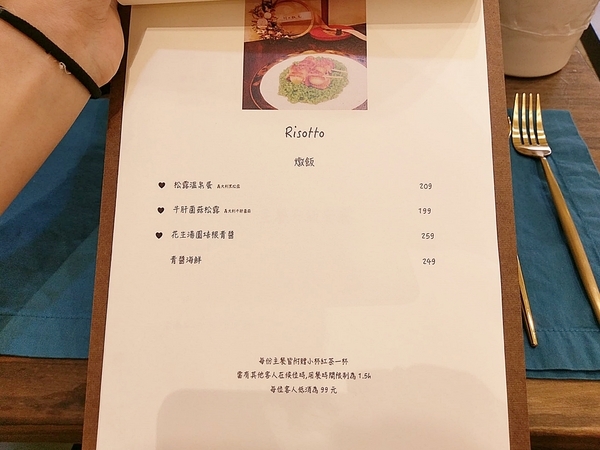 村口微光:村口微光-台中逢甲新店 古宅文青風搭配綠意植物點綴 餐點從餐具到內容都質感滿分 由內拍到外 捨不得放下手機
