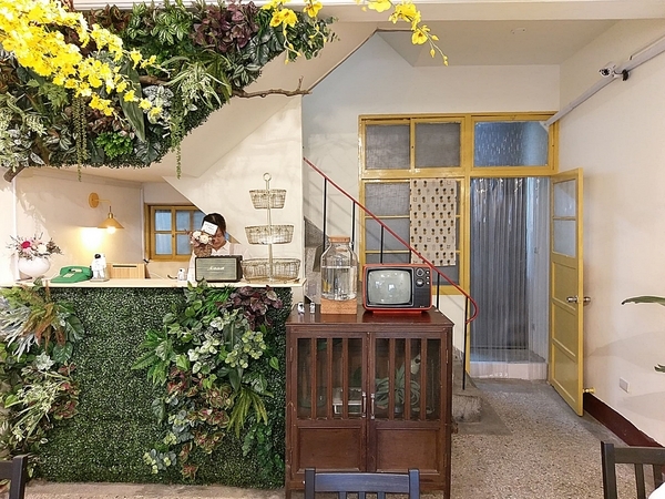 村口微光:村口微光-台中逢甲新店 古宅文青風搭配綠意植物點綴 餐點從餐具到內容都質感滿分 由內拍到外 捨不得放下手機