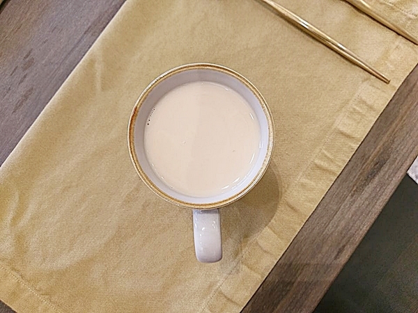 村口微光:村口微光-台中逢甲新店 古宅文青風搭配綠意植物點綴 餐點從餐具到內容都質感滿分 由內拍到外 捨不得放下手機