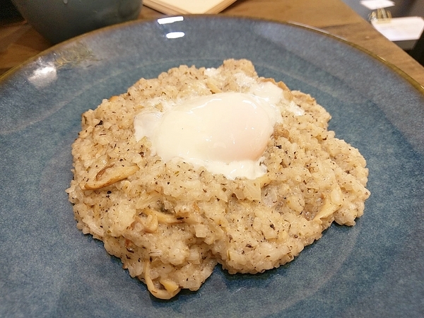 村口微光:村口微光-台中逢甲新店 古宅文青風搭配綠意植物點綴 餐點從餐具到內容都質感滿分 由內拍到外 捨不得放下手機