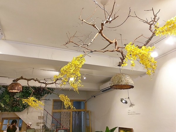 村口微光:村口微光-台中逢甲新店 古宅文青風搭配綠意植物點綴 餐點從餐具到內容都質感滿分 由內拍到外 捨不得放下手機