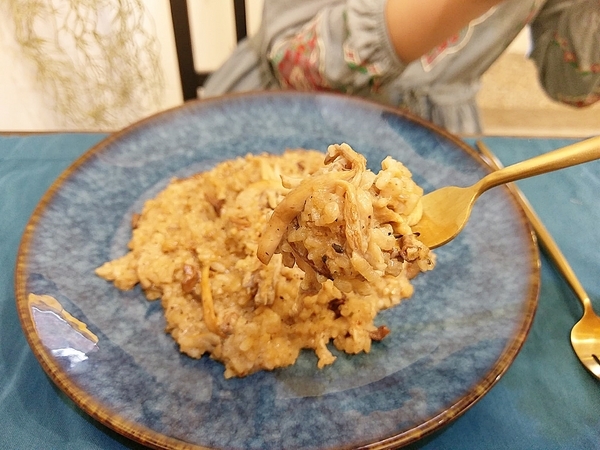 村口微光:村口微光-台中逢甲新店 古宅文青風搭配綠意植物點綴 餐點從餐具到內容都質感滿分 由內拍到外 捨不得放下手機