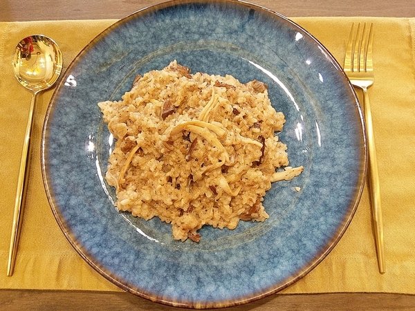 村口微光:村口微光-台中逢甲新店 古宅文青風搭配綠意植物點綴 餐點從餐具到內容都質感滿分 由內拍到外 捨不得放下手機