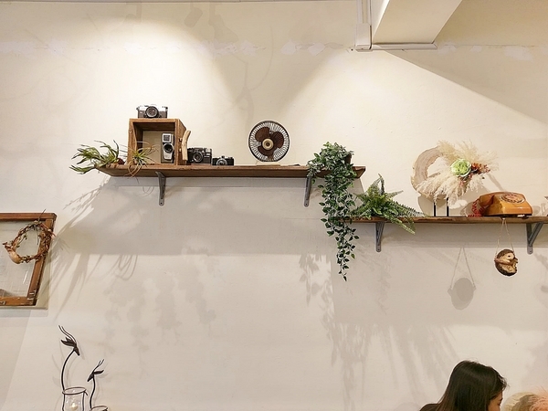村口微光:村口微光-台中逢甲新店 古宅文青風搭配綠意植物點綴 餐點從餐具到內容都質感滿分 由內拍到外 捨不得放下手機