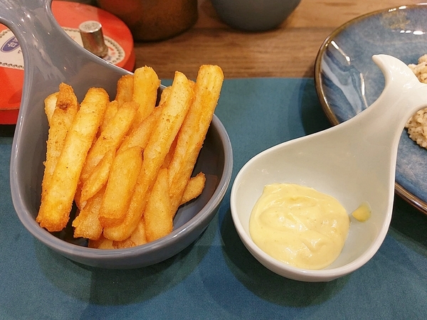 村口微光:村口微光-台中逢甲新店 古宅文青風搭配綠意植物點綴 餐點從餐具到內容都質感滿分 由內拍到外 捨不得放下手機