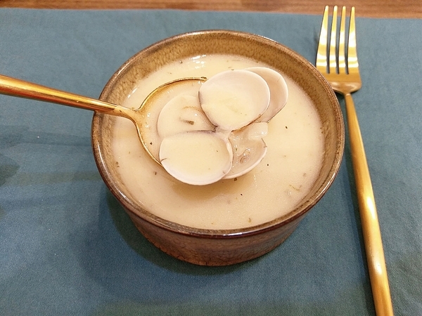 村口微光:村口微光-台中逢甲新店 古宅文青風搭配綠意植物點綴 餐點從餐具到內容都質感滿分 由內拍到外 捨不得放下手機