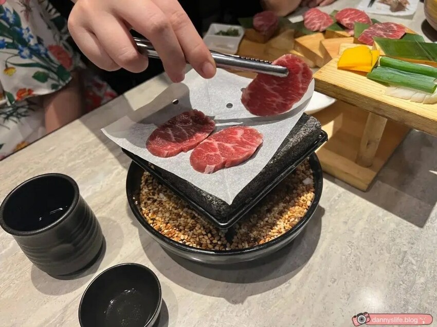 王品集團日式料理，燒肉、生魚片一次滿足！包廂座位用餐舒適～當月壽星還可抽好禮！丹尼的吃喝玩樂 dannyslife.blog