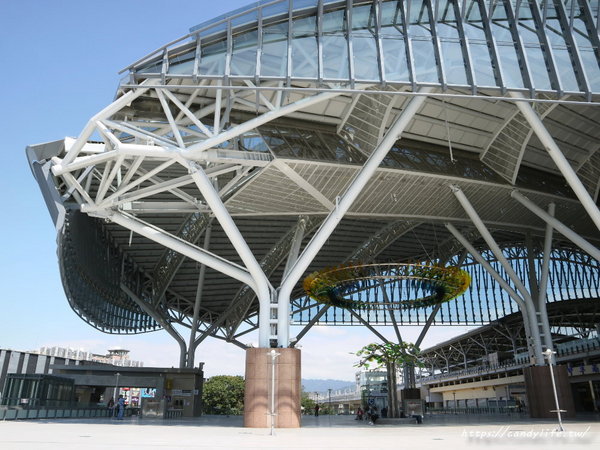 新台中火車站：台中景點│新台中火車站熱門打卡點！高八米半的期待旅行男孩，台中火車站前廣場也正式啟用囉～