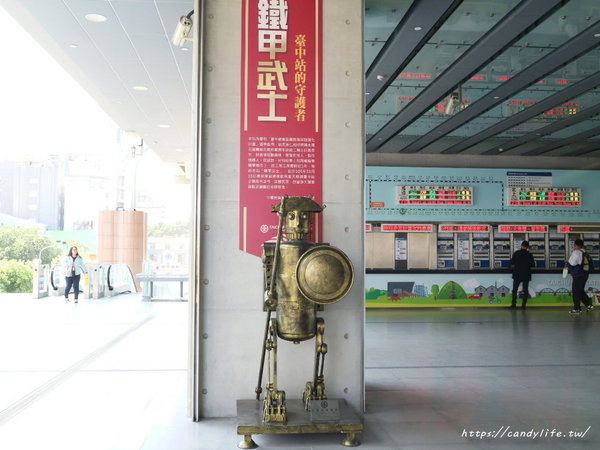 新台中火車站：台中景點│新台中火車站熱門打卡點！高八米半的期待旅行男孩，台中火車站前廣場也正式啟用囉～