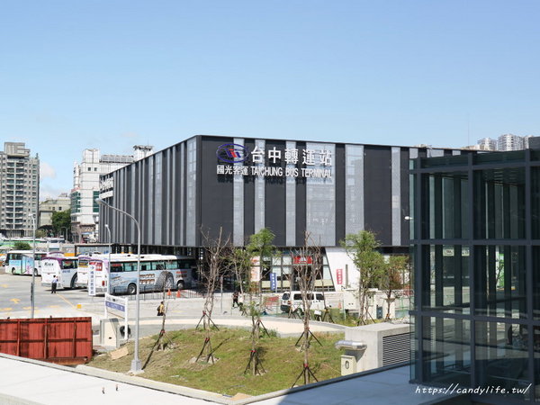 新台中火車站：台中景點│新台中火車站熱門打卡點！高八米半的期待旅行男孩，台中火車站前廣場也正式啟用囉～