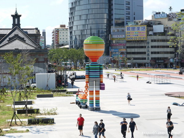 新台中火車站：台中景點│新台中火車站熱門打卡點！高八米半的期待旅行男孩，台中火車站前廣場也正式啟用囉～