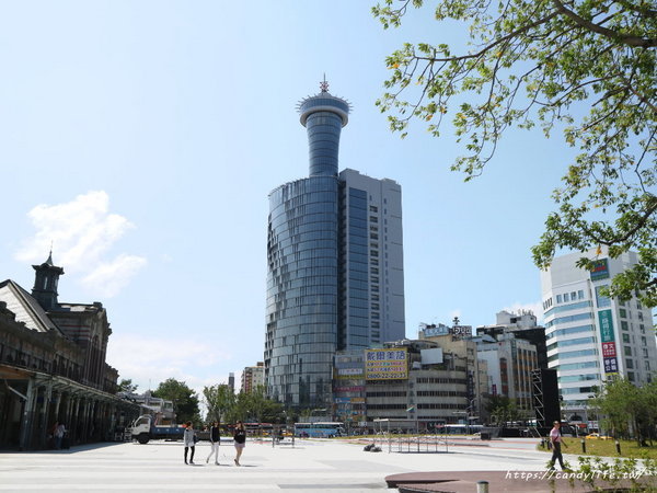 新台中火車站：台中景點│新台中火車站熱門打卡點！高八米半的期待旅行男孩，台中火車站前廣場也正式啟用囉～