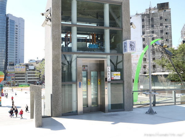 新台中火車站：台中景點│新台中火車站熱門打卡點！高八米半的期待旅行男孩，台中火車站前廣場也正式啟用囉～