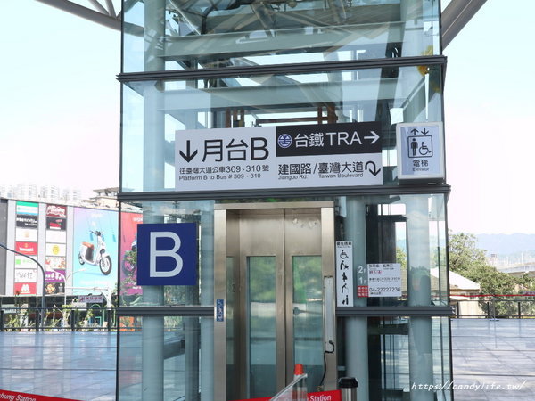 新台中火車站：台中景點│新台中火車站熱門打卡點！高八米半的期待旅行男孩，台中火車站前廣場也正式啟用囉～