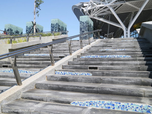新台中火車站：台中景點│新台中火車站熱門打卡點！高八米半的期待旅行男孩，台中火車站前廣場也正式啟用囉～